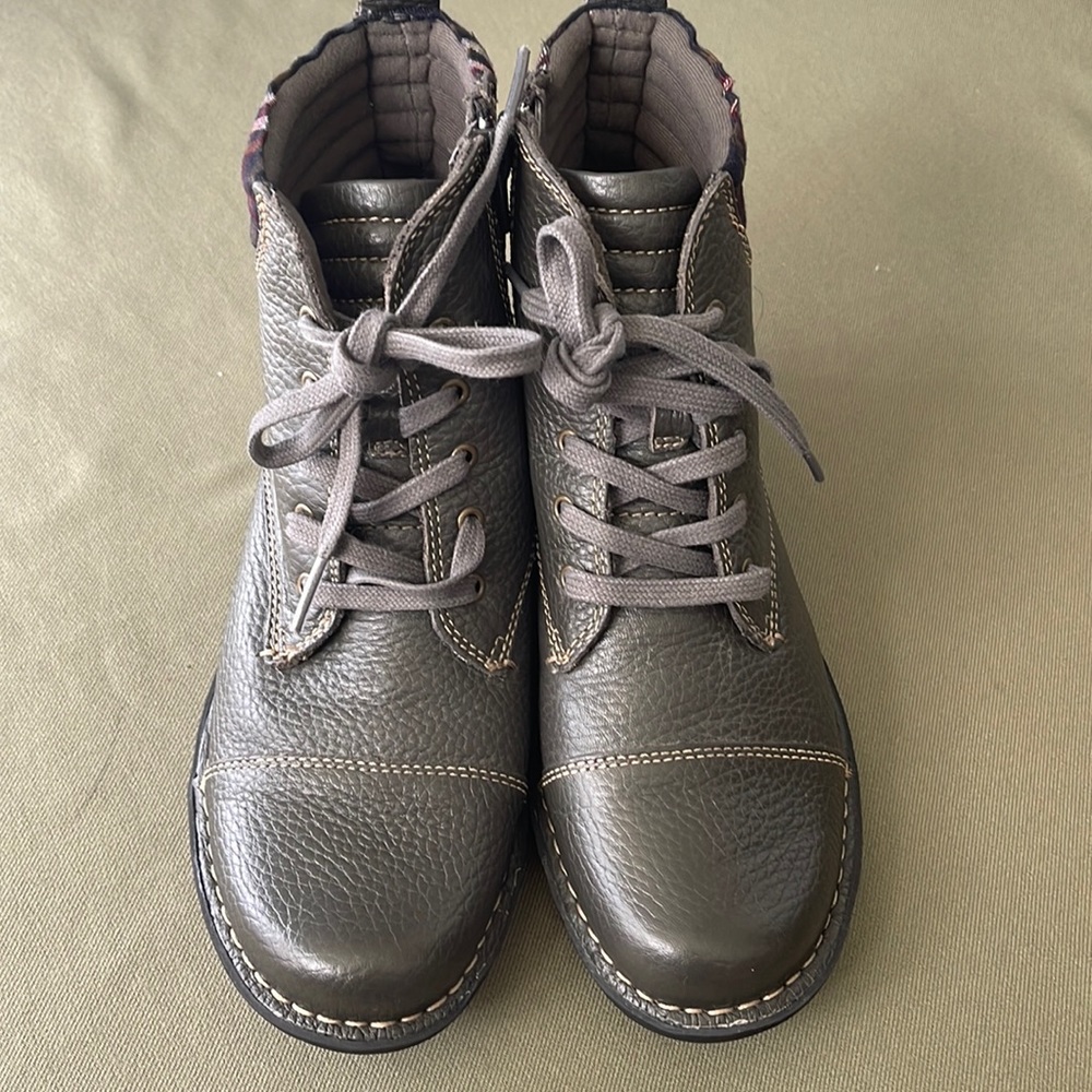 CLARKS lace up green/grey color womens boots size 6.5 M”
